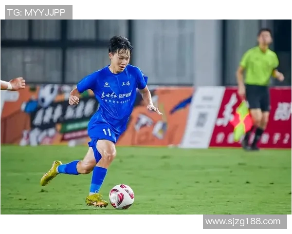 足球明星领奖时谁的风采最迷人引发热议