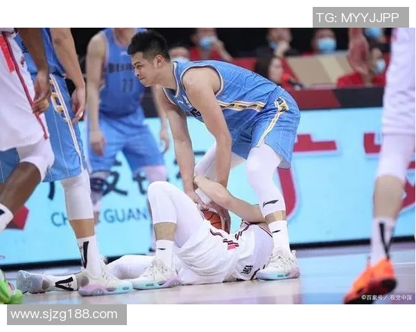 男明星在篮球赛中意外崴脚引发热议球迷和网友纷纷表达关心与支持
